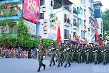 越南人民军战士在欢呼声中骄傲地穿过首都各条街道【组图】