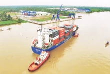 货船停靠吐诺港。