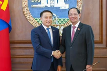 越南国会副主席陈光方上将和蒙古国国家大呼拉尔主席达什泽格温·阿玛尔巴伊斯格楞。