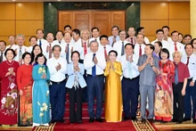 苏林总书记和越南助学协会中央常务委员会成员。