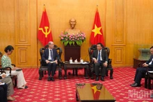 阮春胜教授会见谷歌负责政府事务与公共政策的副总裁多伦·阿夫宁。