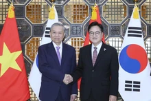 越共中央总书记苏林会见韩国国会议长禹元植。（图片来源：越通社）