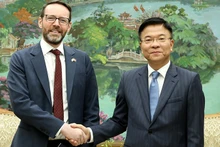 越南政府副总理黎成龙在河内会见英国驻越南大使伊恩·弗鲁。（图片来源：baochinhphu.vn）