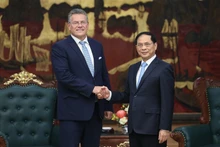 越南政府副总理裴青山会见欧盟委员会负责贸易和经济安全事务委员。（图片来源：baochinhphu.vn）
