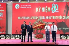 宣光省领导向宣光省综合医院领导赠送鲜花。