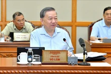 苏林总书记主持会议。