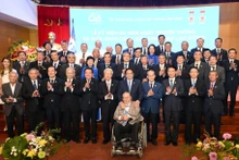范明正总理和各位代表合影。