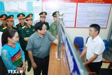 范明正总理视察清化省山区边境乡钵默行政审批工作。（图片来源：越通社）