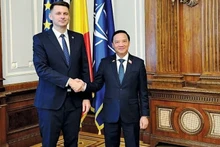 越南国会副主席阮克定会见罗马尼亚参议院议长米尔恰·阿布鲁德安。