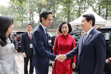 越南常驻联合国代表团团长、大使杜雄越迎接国家主席梁强和夫人。