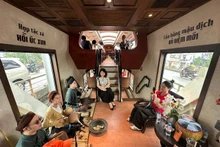在铁路旅程中,游客有机会体验越南文化。(图片来源:hanoimoi.vn)