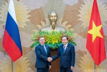 越南国会主席陈青敏会见俄罗斯联邦委员会第一副主席、统一俄罗斯党总委员会秘书亚库舍夫。