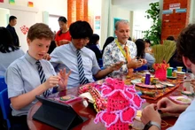 文莱国际学校学生体验越南传统手工刺绣技艺。
