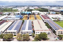 在胡志明市新造工业区的企业安装屋顶太阳能。