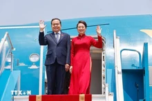 越南国会主席陈青敏和夫人离开河内，启程赴马来西亚出席AIPA-46并对马来西亚进行正式访问。（图片来源：越通社）