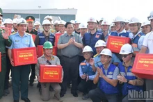 范明正总理向隆城机场施工单位赠送纪念品。