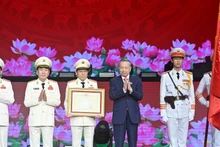 苏林总书记向越南人民公安力量授予第五枚金星勋章。