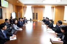 越南政府副总理黎成龙会见日本文部科学大臣安倍俊子。（图片来源：baochinhphu.vn）