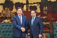 南政府总理范明正会见韩国总统特使朴昌达。（陈海 摄）