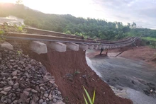 第13号风暴对广义至绥和铁路路段造成了严重破坏。