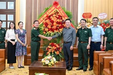 越南人民军总政治局副主任张天苏中将率领中央军委工作代表团向潘文雄副总编辑和《人民报》社工作人员集体表示祝贺。
