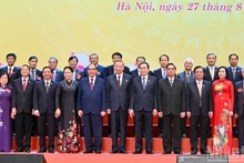 越共中央总书记苏林和各位代表合影。