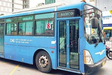 CNG公交车在胡志明市内运营。