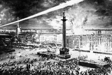 1917年11月7日夜间（俄历10月25日），起义者攻占彼得格勒冬宫，俄国十月革命由此爆发。（资料图）