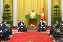 越南国家主席梁强会见土耳其国防部部长亚萨尔·居莱尔。