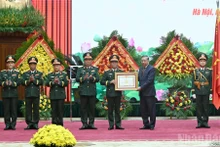 苏林总书记向越南人民军总参谋部授予“人民武装力量英雄”荣誉称号。