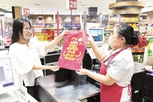 永旺越南超市系统收银台提供袋子租赁服务。