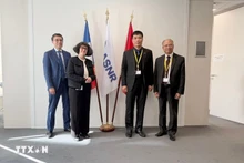 越南建设部副部长范明河、越南驻法国大使丁全胜和ASNR领导代表。（图片来源：越通社）