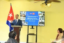 古巴驻越南大使罗赫利奥·波兰科·富恩特斯在新闻发布会上发表讲话。