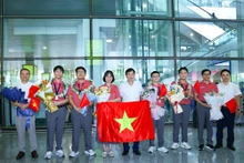 参加第57届国际化学奥林匹克竞赛的越南学生代表队已抵达内排国际机场。