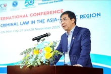 胡志明市法律大学校长黎长山博士致开幕词。（图片来源：越通社）