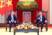 越共中央总书记苏林会见白俄罗斯国家安全委员会国务秘书亚历山大·沃尔福维奇。