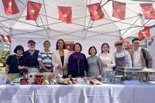 希腊比雷埃夫斯市领导和越南驻希腊大使馆代表在越南美食展位合影。（图片来源：baomoi.com）