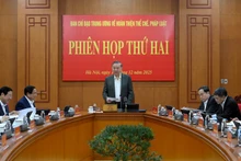 苏林总书记主持会议。