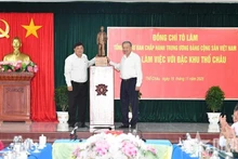 苏林总书记向土洲特区党部、政府赠送纪念品。（图片来源：qdnd.vn）