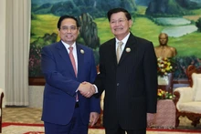 越南政府总理会见老挝人民革命党中央总书记、国家主席通伦·西苏里。（图片来源：baochinhphu.vn）