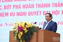 范明正总理发表讲话。
