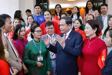 越南国会主席陈青敏会见旅居马来西亚越南人社团。