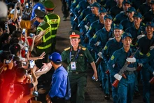 越南八月革命胜利和国庆80周年阅兵与游行队伍穿过河内市盘行街和钱场街【组图】