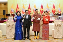 越南国家主席梁强和夫人为不丹国王吉格梅和王后访越举行招待会。