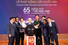越南祖国阵线中央委员会主席杜文战同各位代表共同启动以“越南—古巴情谊65周年”为主题的支持古巴人民募捐活动。