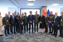 杜雄越大使和各位代表合影。（图片来源：越通社）