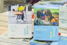 武世龙作者撰写且在中国出版的《河内人：旧时饮食杂记》一书中文版。（图片来源：sggp.org.vn）