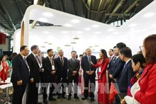 阮和平副总理参观越南国家银行展位。（图片来源：越通社）