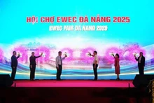 2025年岘港-东西经济走廊贸易旅游和投资国际博览会正式开幕。（图片来源：baomoi.com）