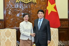 越南国家主席梁强会见柬埔寨驻越南大使谢金塔。